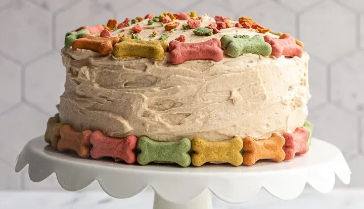 Bánh sinh nhật cho thú cưng được làm từ nguyên liệu an toàn, phù hợp cho chó mèo trong các buổi tổ chức sinh nhật tại nhà.